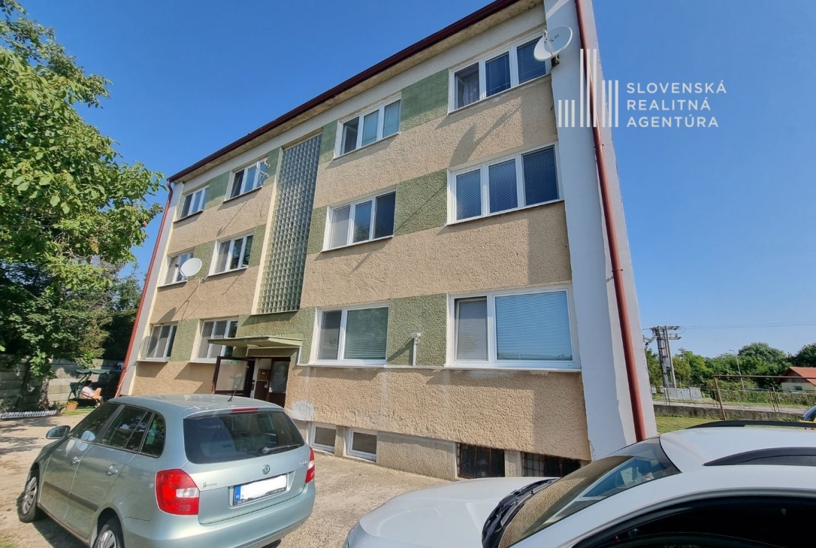 SRA | priestranný 3 izb. byt, 1./3p., loggia, dvor, obec Malinovo