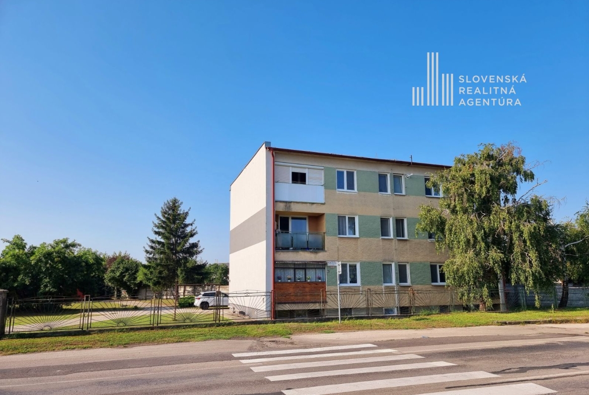 SRA | priestranný 3 izb. byt, 1./3p., loggia, dvor, obec Malinovo