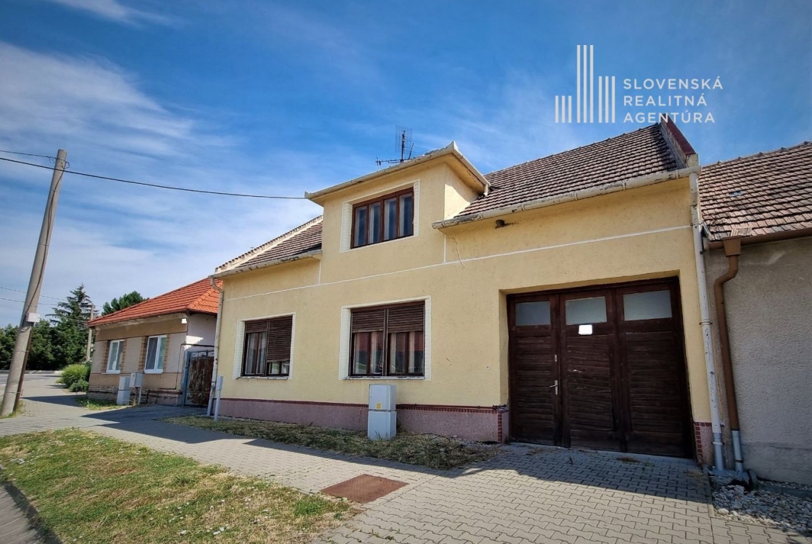 SRA | Rodinný dom s veľkým pozemkom a vínnou pivnicou, obec Čataj, len 30 min od Bratislavy
