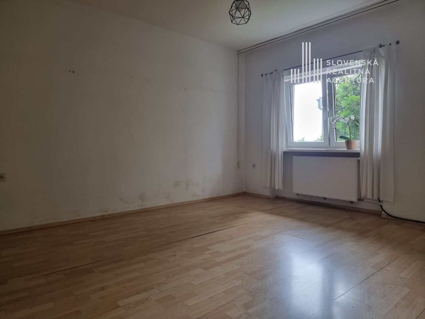 SRA | rodinný dom s veľkým potenciálom vo výbornej lokalite, pozemok 872m2, Bratislava – Koliba, ul. Hlavná