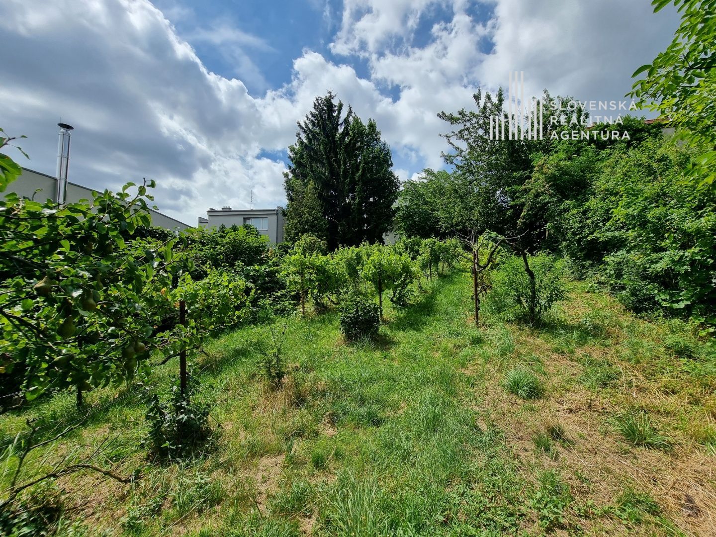 SRA | rodinný dom s veľkým potenciálom vo výbornej lokalite, pozemok 872m2, Bratislava – Koliba, ul. Hlavná