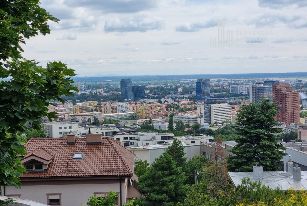 SRA | rodinný dom s veľkým potenciálom vo výbornej lokalite, pozemok 872m2, Bratislava – Koliba, ul. Hlavná