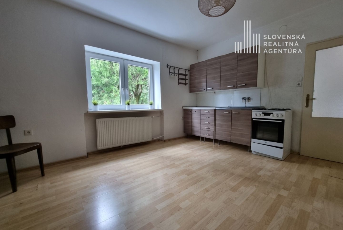 SRA | rodinný dom s veľkým potenciálom vo výbornej lokalite, pozemok 872m2, Bratislava – Koliba, ul. Hlavná