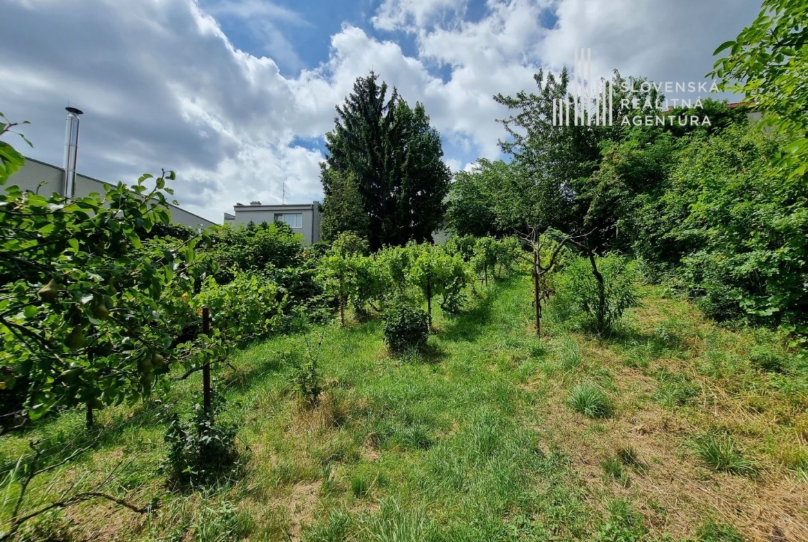 SRA | rodinný dom s veľkým potenciálom vo výbornej lokalite, pozemok 872m2, Bratislava – Koliba, ul. Hlavná