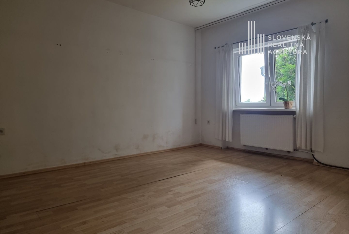 SRA | rodinný dom s veľkým potenciálom vo výbornej lokalite, pozemok 872m2, Bratislava – Koliba, ul. Hlavná