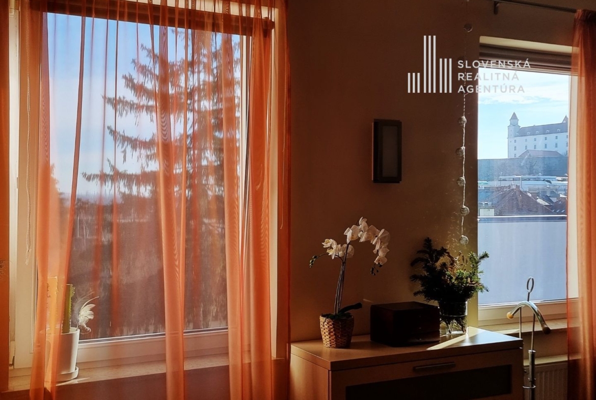 SRA | Slnečný byt v rodinnom dome, v blízkosti Bratislavského Hradu, Staré mesto, Bratislava