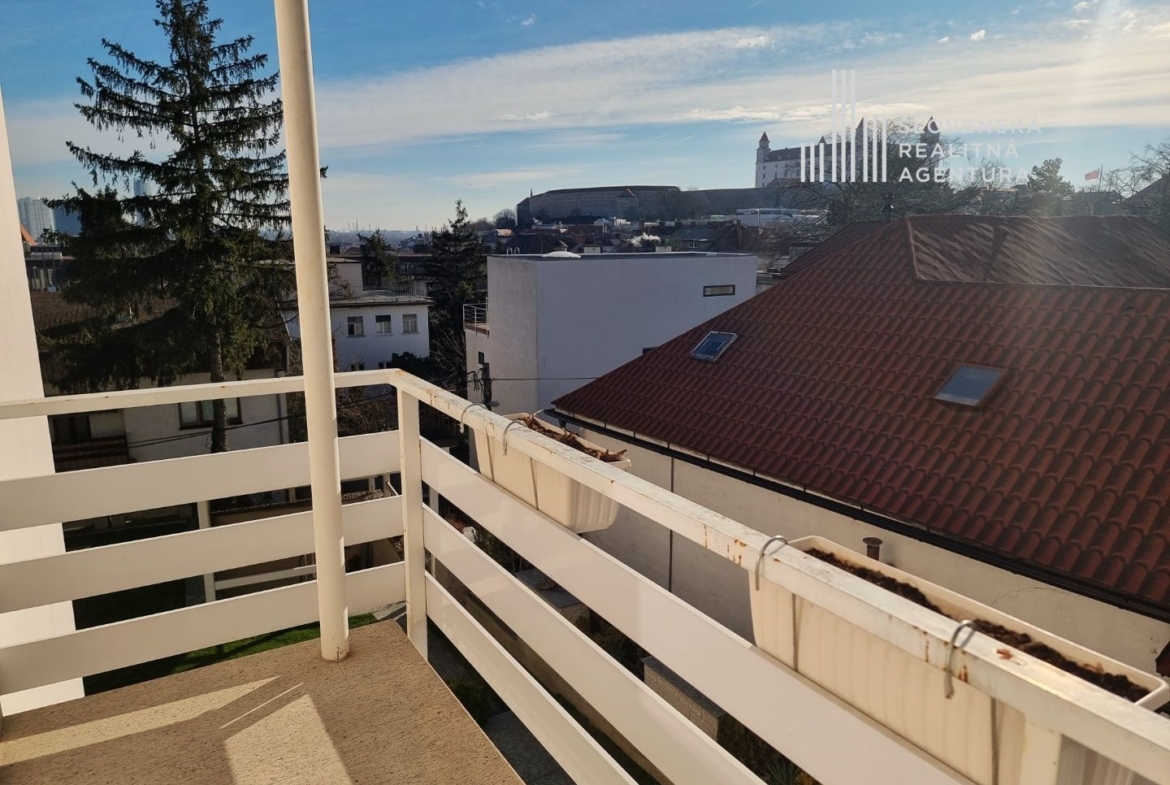SRA | Slnečný byt v rodinnom dome, v blízkosti Bratislavského Hradu, Staré mesto, Bratislava