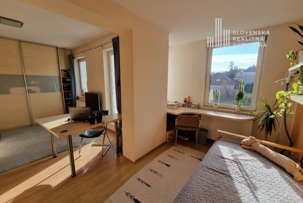 SRA | Slnečný byt v rodinnom dome, v blízkosti Bratislavského Hradu, Staré mesto, Bratislava