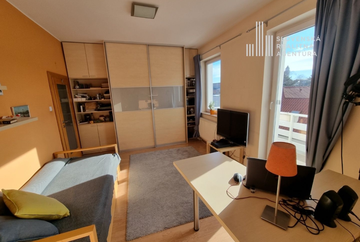 SRA | Slnečný byt v rodinnom dome, v blízkosti Bratislavského Hradu, Staré mesto, Bratislava