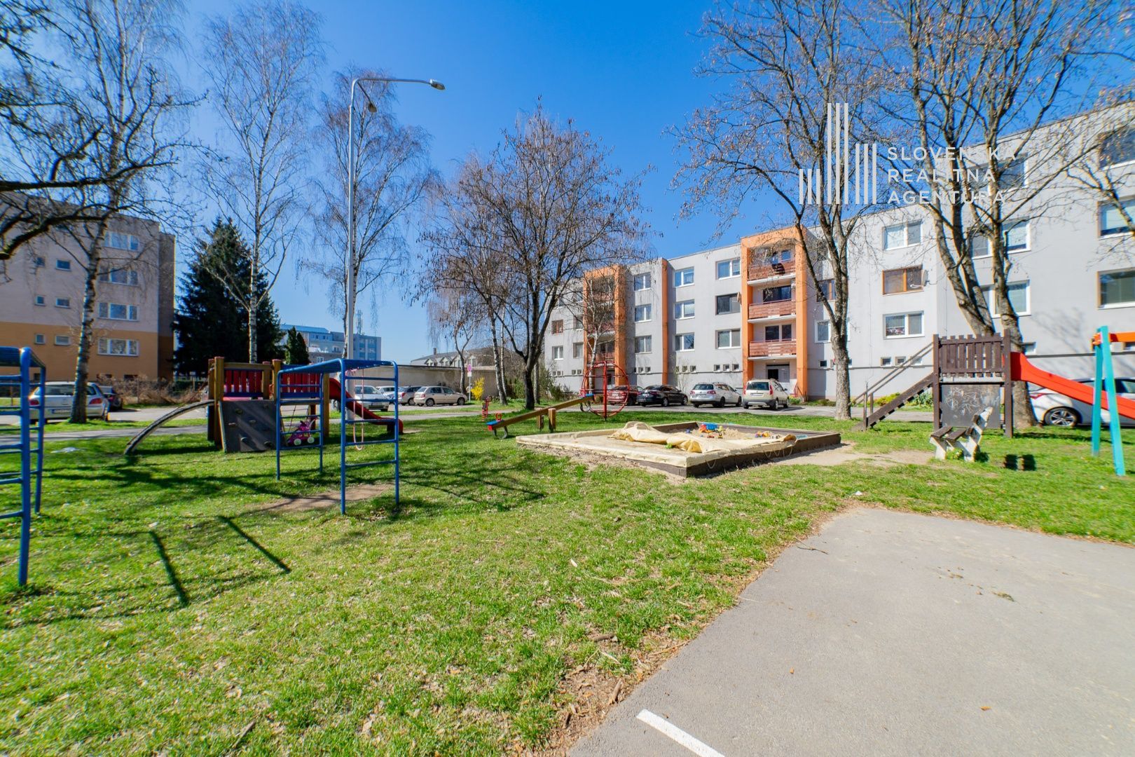 3 izbový byt s veľkorysou výmerou po nadštandardnej rekonštrukcii – nízke náklady, na skok do centra mesta, Jahodníky