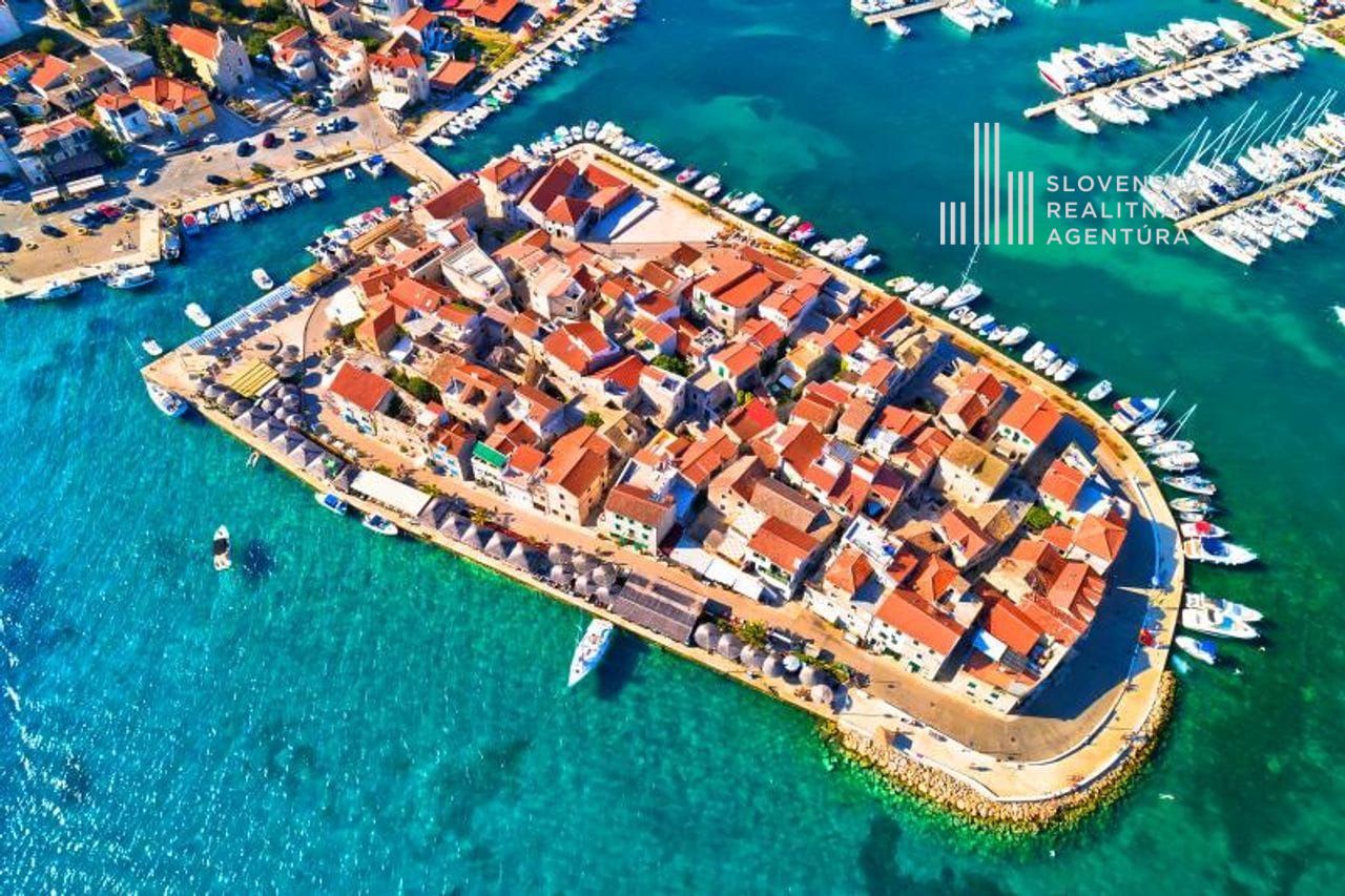 SRA | Nádherná kamenná vila s bazénom a vínnou pivnicou len 50m od mora, Tribunj, Šibenik 13km