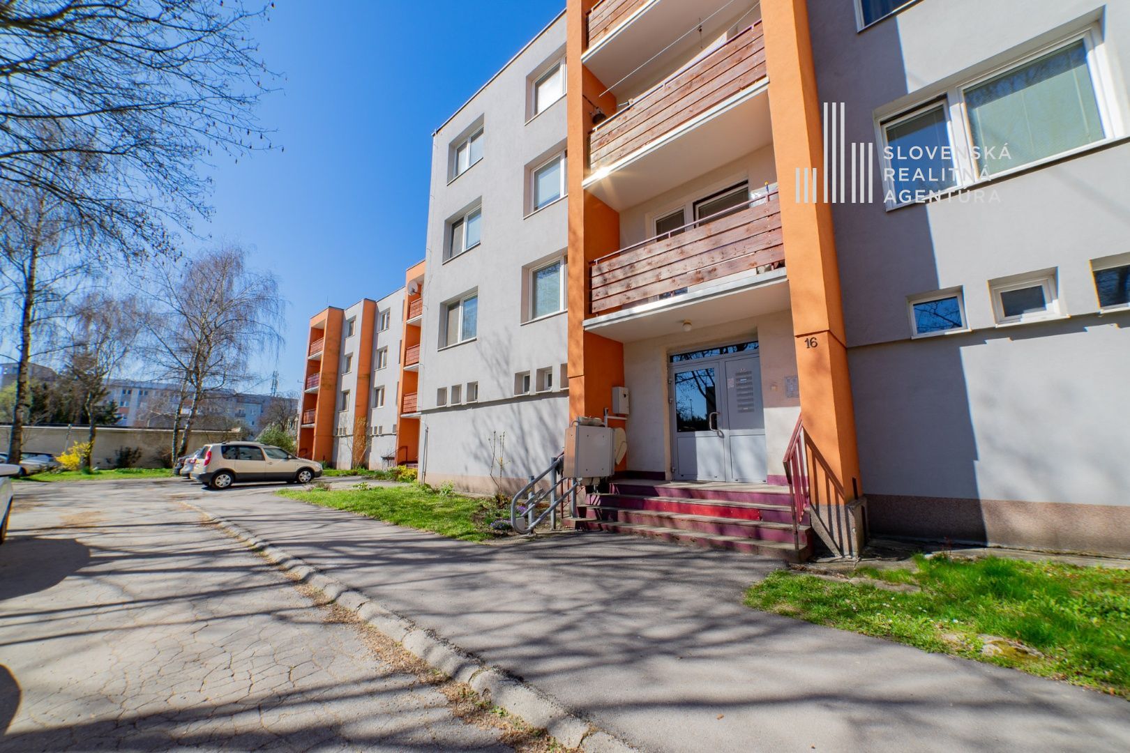 SRA I 3 izbový byt s veľkorysou výmerou po nadštandardnej rekonštrukcii – nízke náklady, na skok do centra mesta, Jahodníky